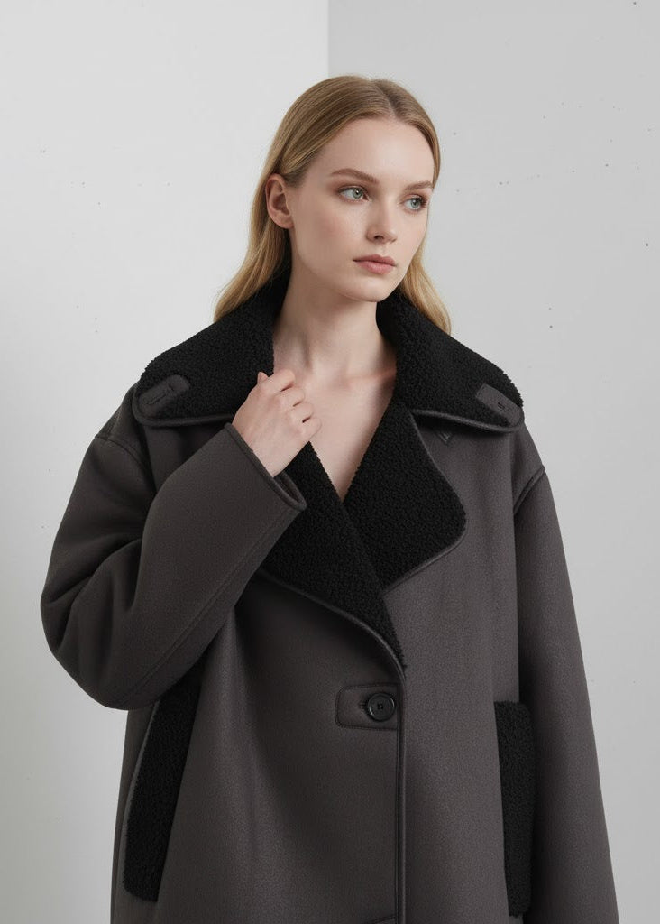 Brun kort kappa i skinnimitation med fickor och klassisk krage