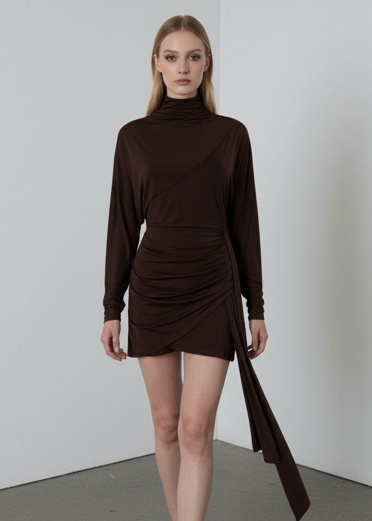 Asymmetrisk brun miniklänning med knytband och fladderärmar