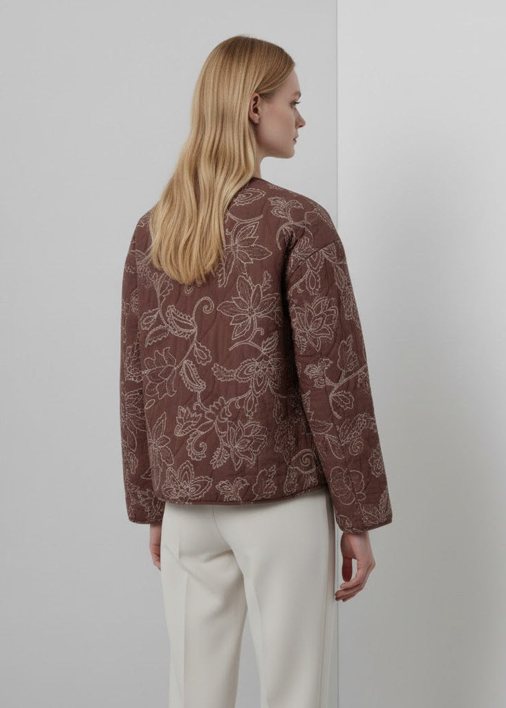 Kort blommönstrad vadderad jacka med broderi och rund hals