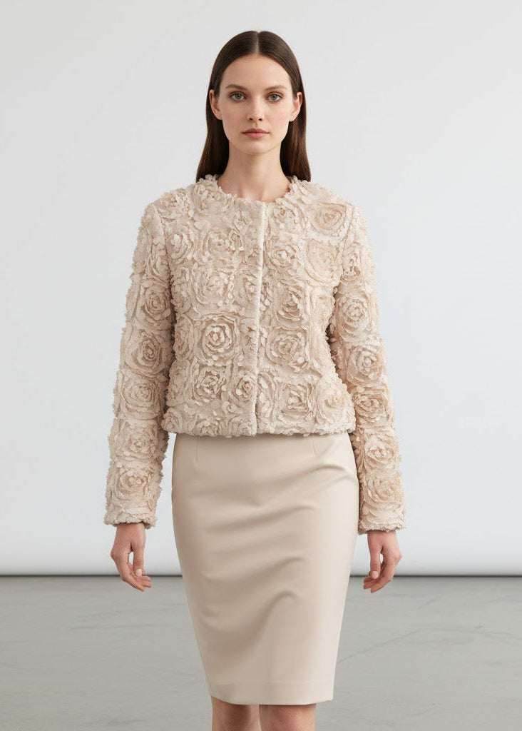 Vit kort jacka med 3D-blomdetaljer och öppen front