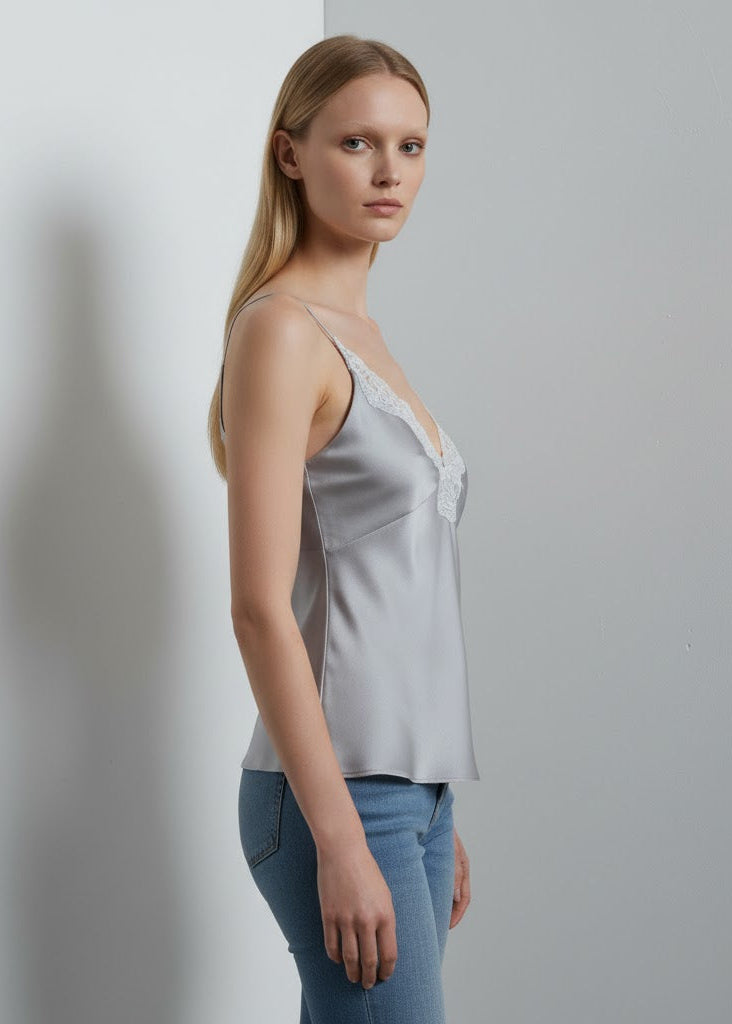 Spetskantat camisole-linne med V-ringning och justerbara axelband