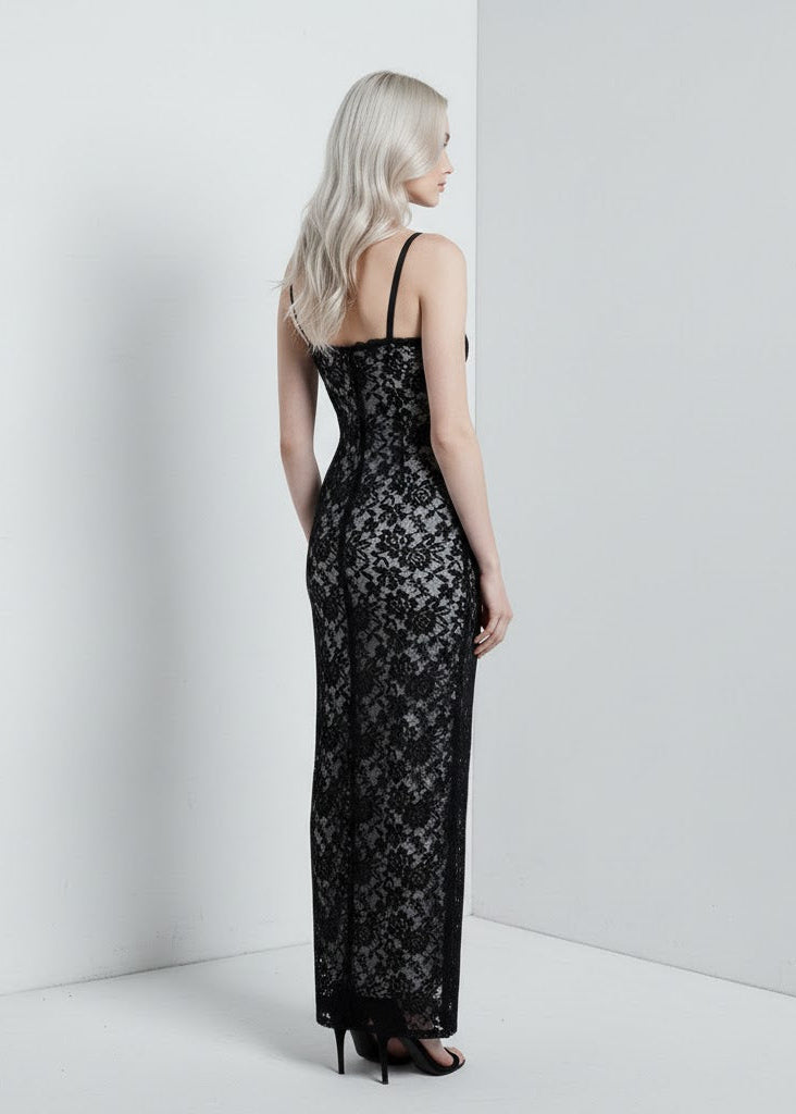 Svart spetsklänning i figurnära modell med bygelkupor och midilängd