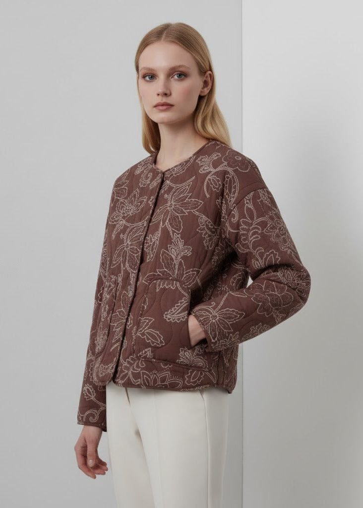 Kort blommönstrad vadderad jacka med broderi och rund hals