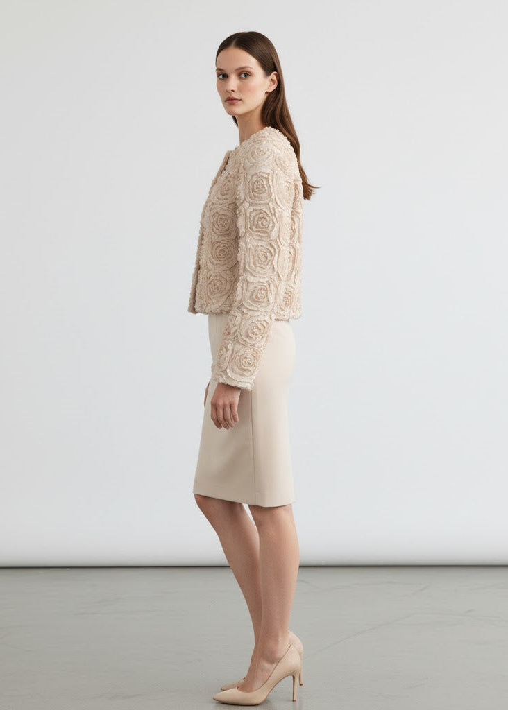 Vit kort jacka med 3D-blomdetaljer och öppen front