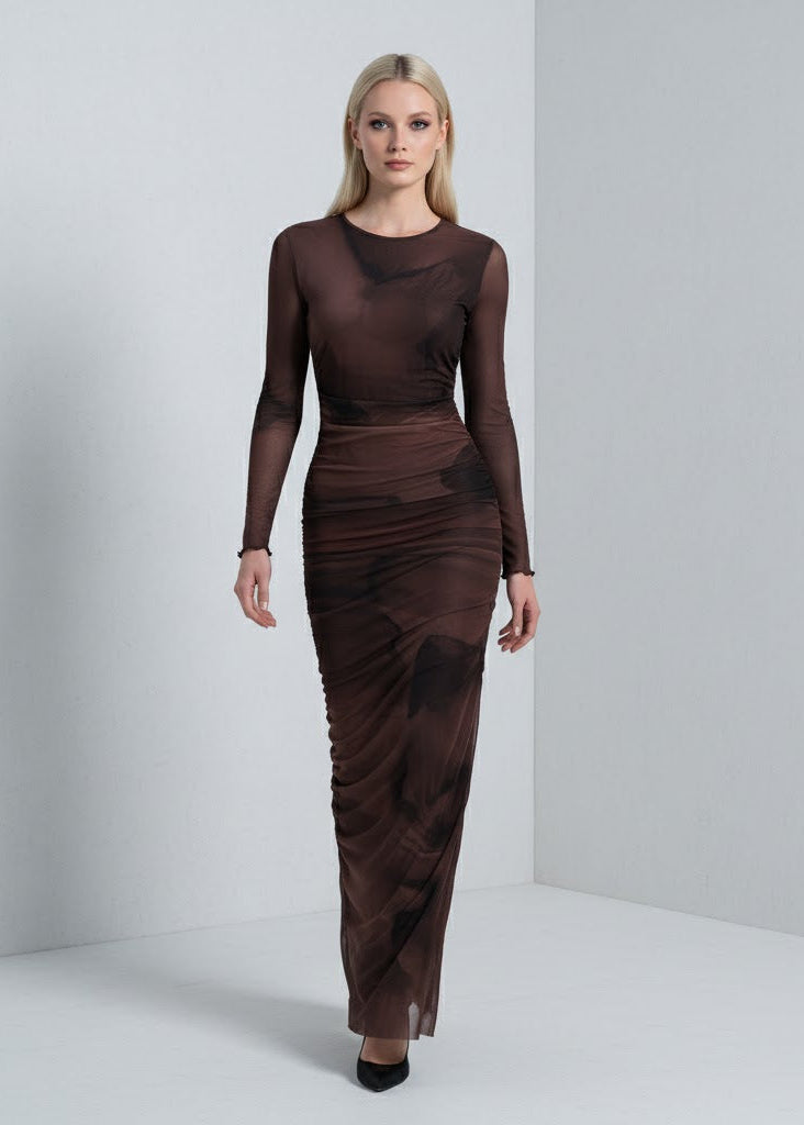 Långärmad maxiklänning i rödbrun tie-dye mesh med draperad design och figurnära siluett