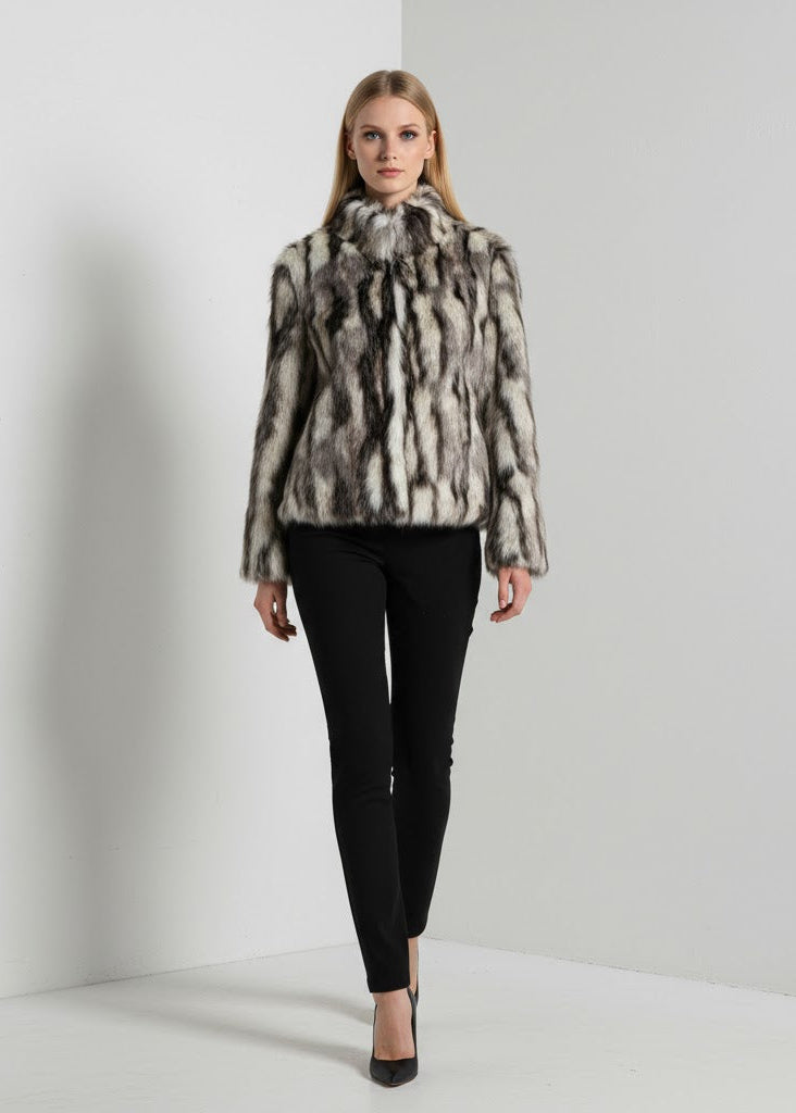 Kort fuskpälsjacka med djurmönster och dold knäppning